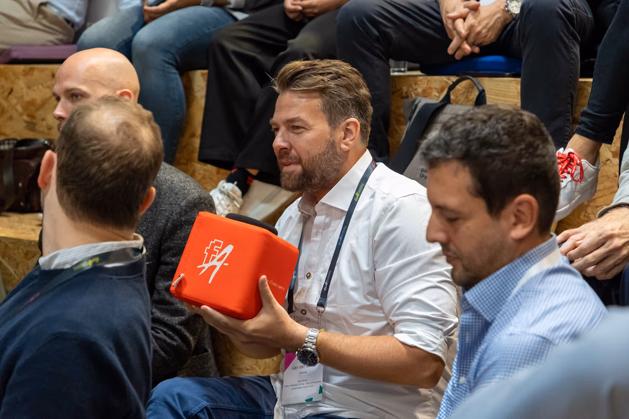 Personen beim eCommerce Tech Forum stellen Fragen
